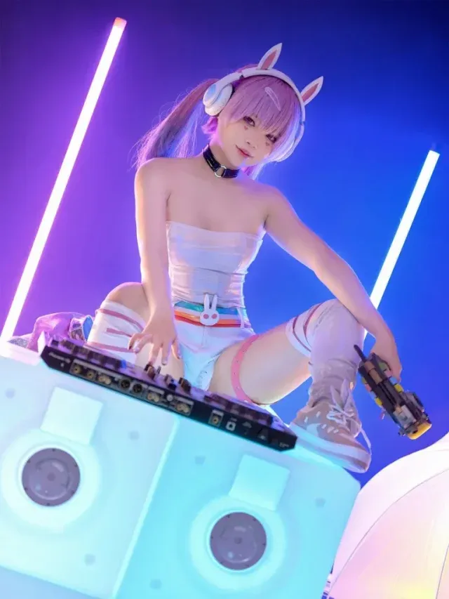 ZinieQ演绎守望先锋EDM版D.Va,粉紫长发配兔耳耳机造型抢眼