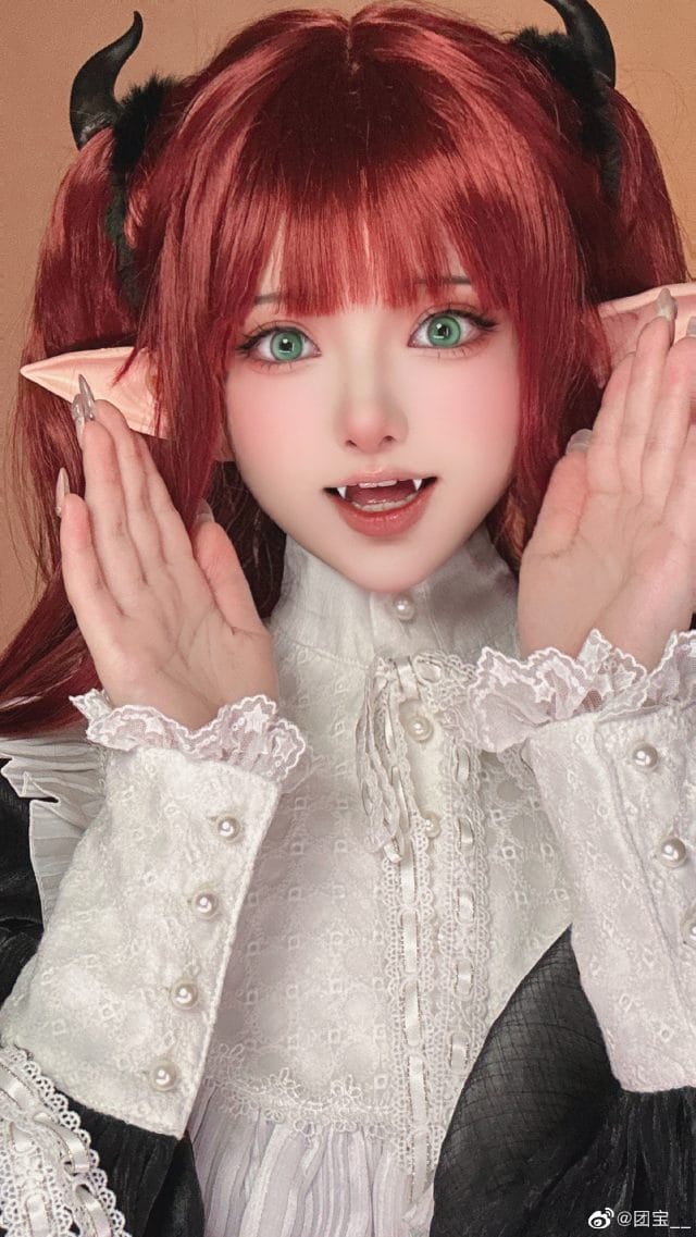 团宝COS小恶魔莉兹:暗调灯光下红发恶魔的妖冶与俏皮反差