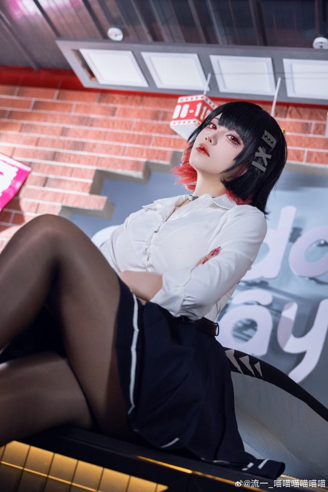 流一_喵喵喵喵喵喵绝区零艾莲COS:冰蓝女仆造型,懒散冷艳气质全到位