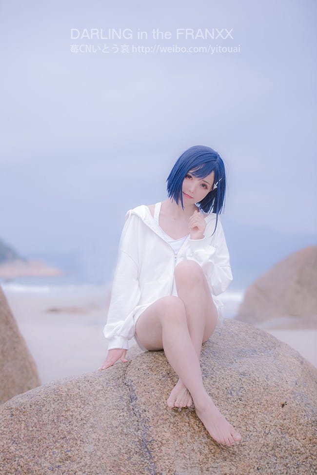 猫步她老公哀子COS《DARLING in the FRANXX》莓，冷色调下短发驾驶服的克制少女感