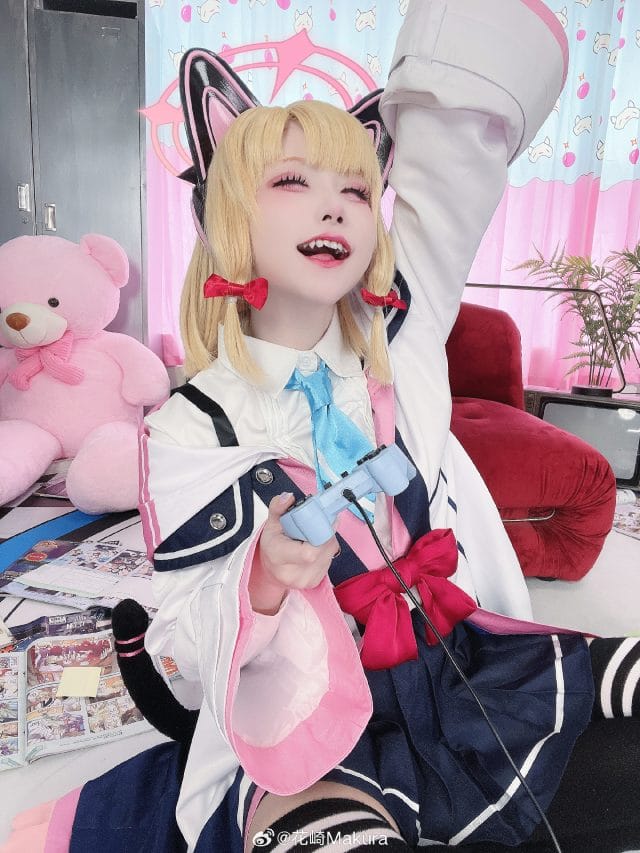 花崎Makura COS才羽桃井,猫耳JK制服还原《蔚蓝档案》粉嫩电竞少女