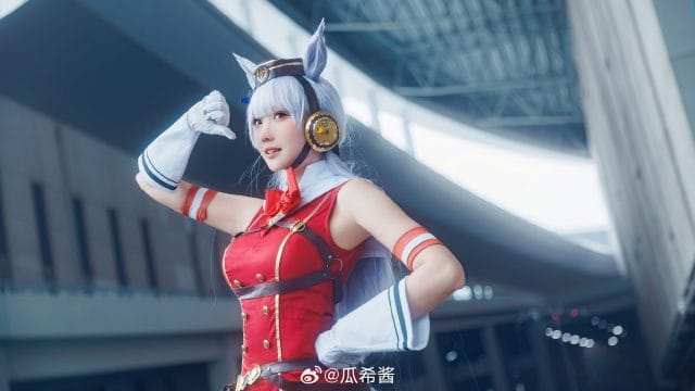 瓜希酱cos赛马娘黄金船，银发红制服还原失望系美少女的颜艺