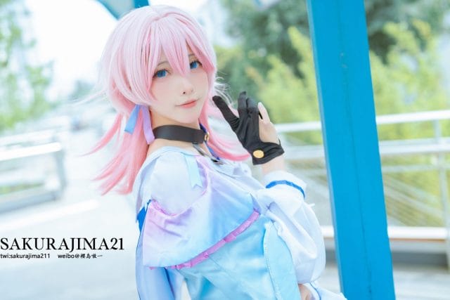 樱岛嗷一cos三月七写真，粉发蓝裙还原《崩坏：星穹铁道》少女气质