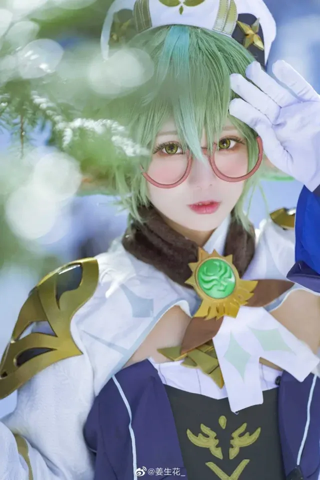 姜生花cos《原神》砂糖,清透绿系造型还原炼金少女的安静气质