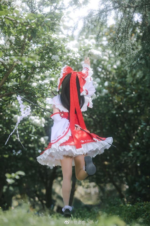 修老虎出镜东方Project博丽灵梦COS，红白巫女服漫步夏日山林