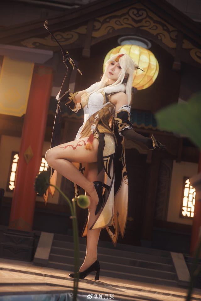 如月灰cos原神凝光写真,旗袍造型与天权星气质逐帧对照