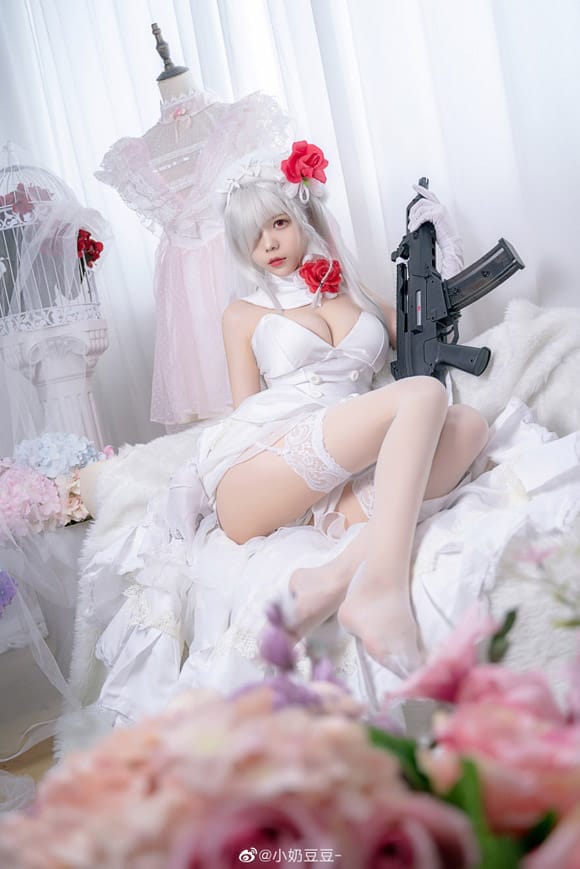小奶豆豆COS少女前线G36C白色情人节皮肤，白裙红花温柔还原「迈出步伐的你」