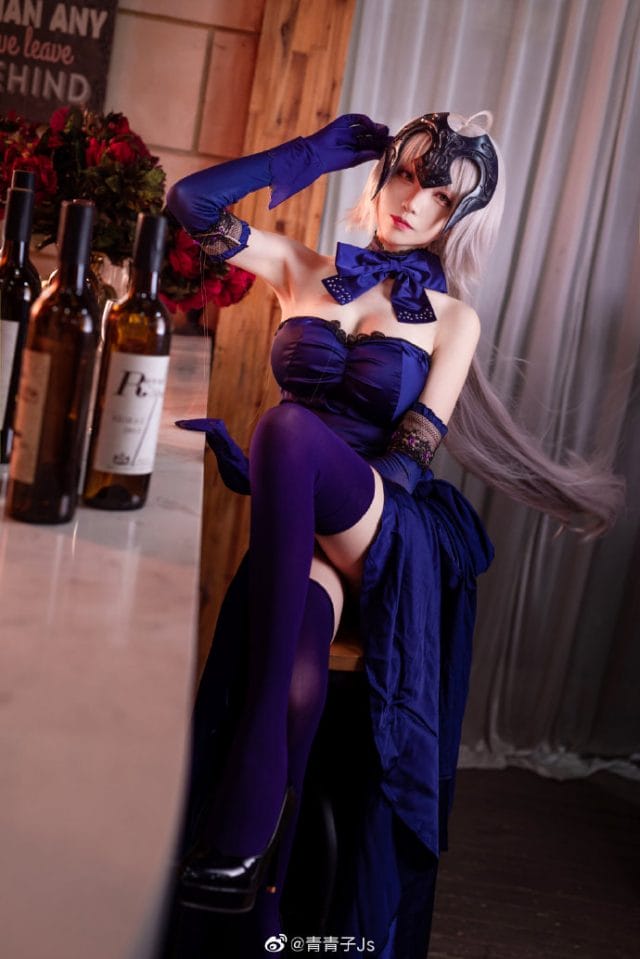 青青子Js cos《FGO》黑贞「圣夜的晚餐」礼装，深蓝礼服紫袜还原圣诞场景