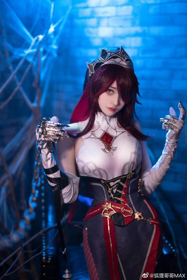 狐狸哥哥MAX《原神》罗莎莉亚COS:暗调教堂场景下的冷峻修女还原