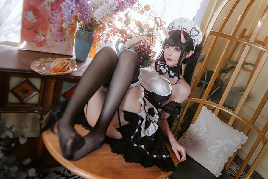 南宫碧蓝航线能代女仆COS写真:黑白蕾丝装搭配柔光室内场景