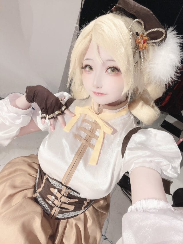 花崎Makura巴麻美COS写真:金色卷发暖调柔光下的甜美魔法少女