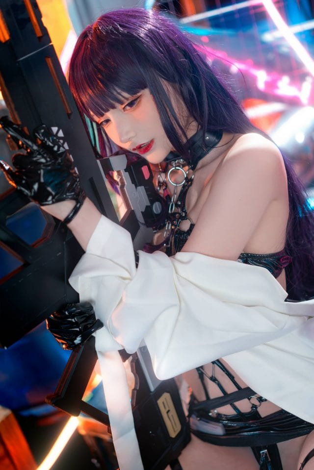 仙九Airi最新《胜利女神：妮姬》米哈拉COS，紫发黑靴造型高度还原