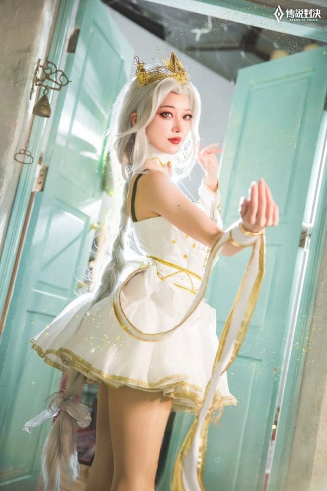杨哲Arger COS《传说对决》叶娜「圣诞舞姬」,白色吊带露肩造型还原皮肤细节