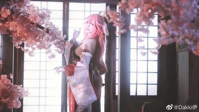 Dakki伊八重神子COS 粉发巫女装还原稻妻神社场景