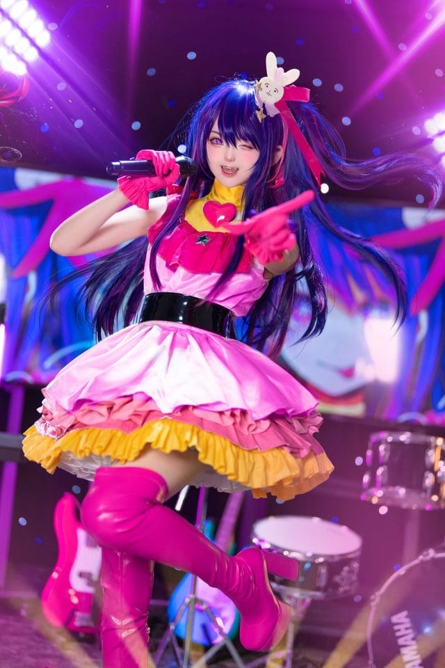 小柔SeeU COS《我推的孩子》星野爱:粉色偶像服配星之瞳,舞台聚光下还原B小町中心