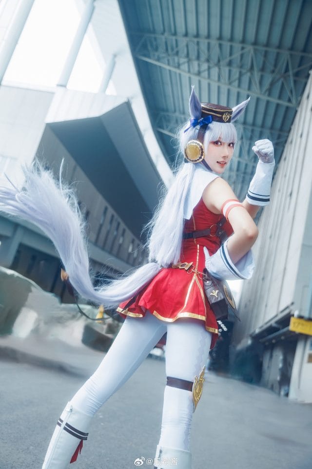 瓜希酱cos赛马娘黄金船,银发红制服还原失望系美少女的颜艺
