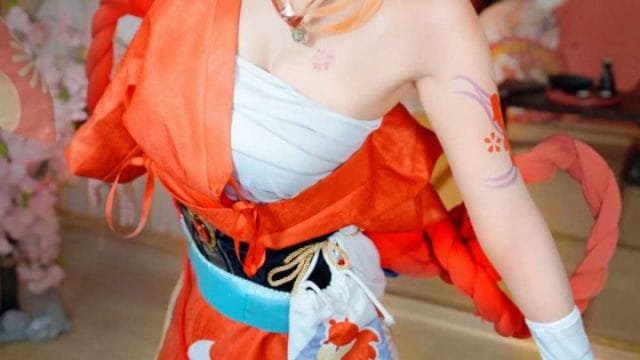 CatDemon喵崽原神宵宫COS写真：橙色和服与夏祭烟花氛围的明快还原