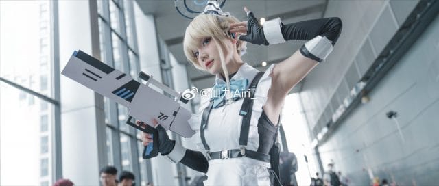 仙九Airi的COS:漫展还原《蔚蓝档案》飞鸟马时,特工女仆持枪冷艳登场