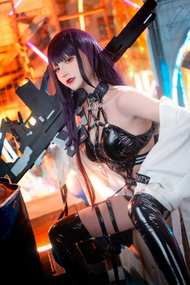仙九Airi最新《胜利女神：妮姬》米哈拉COS，紫发黑靴造型高度还原