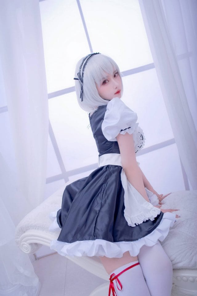 Shika小鹿鹿碧蓝航线天狼星女仆COS:银发红瞳还原皇家侍女的克制优雅