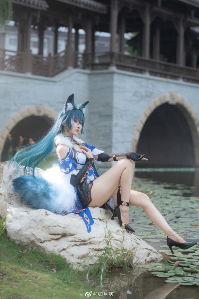 如月灰COS星穹铁道驭空:紫瞳墨绿长发狐耳造型搭配中式庭院实景还原仙舟司舵从容气韵