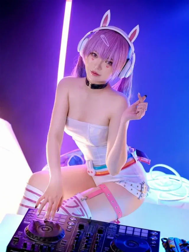 ZinieQ演绎守望先锋EDM版D.Va,粉紫长发配兔耳耳机造型抢眼