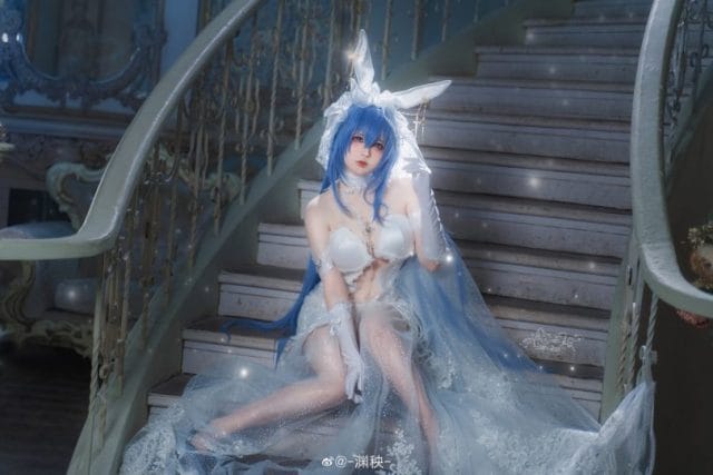 渊秧碧蓝航线新泽西花园「白雪之仪」婚纱COS写真，蓝发白裙阶梯回眸如梦似幻