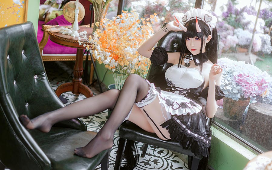 南宫碧蓝航线能代女仆COS写真:黑白蕾丝装搭配柔光室内场景