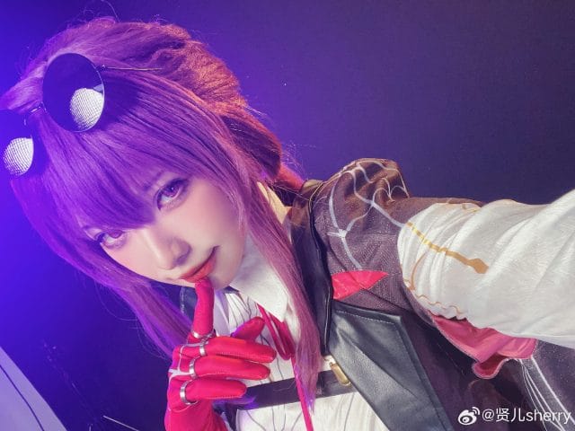 贤儿sherry《崩坏：星穹铁道》卡芙卡COS图集：紫色波浪长发搭配墨镜高马尾，白衬衫黑裤红手套还原神秘气质