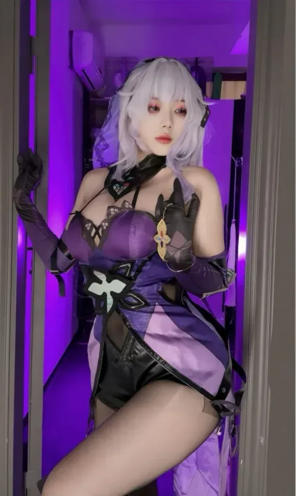 Thicc 黑天鹅COS:崩坏星穹铁道占卜师紫色氛围灯光造型图集