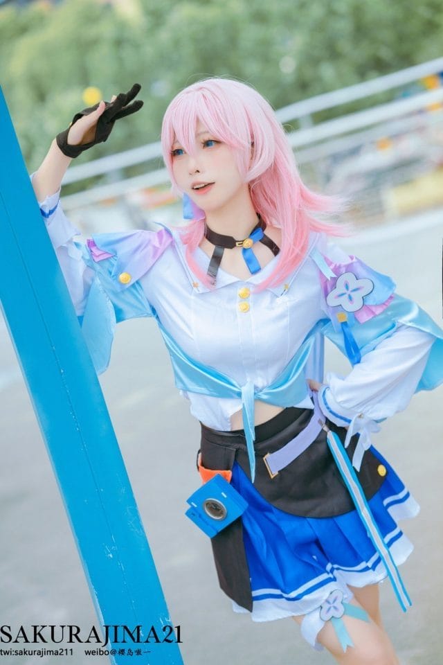樱岛嗷一cos三月七写真,粉发蓝裙还原《崩坏:星穹铁道》少女气质