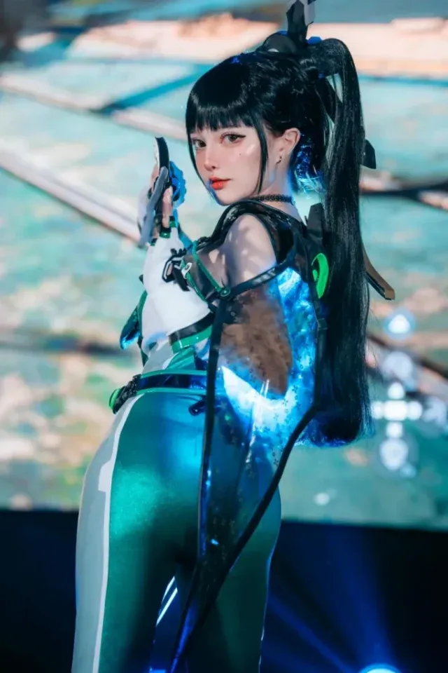 LeJosette 官方伊芙 cosplay 写真曝光，黑发绿瞳还原《剑星》主角气质