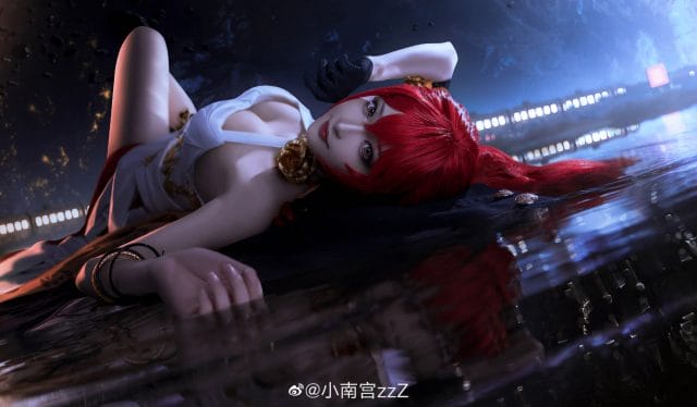 小南宫zzZ COS星穹铁道姬子:红发礼服搭配星空外景,知性科学家的从容气场还原