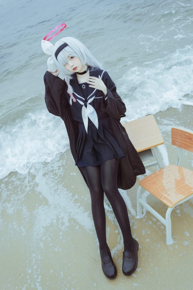 无风霖鹿COS《碧蓝档案》普拉娜，银发水手服海边图集