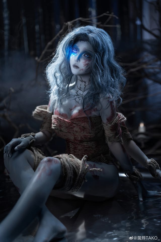 菌烨TAKO《Elden Ring》月亮公主Ranni COS，幽蓝妆造妖异又性感