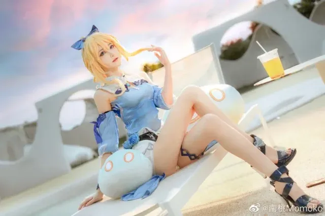 南桃Momoko原神琴COS：骑士制服造型还原与户外图集
