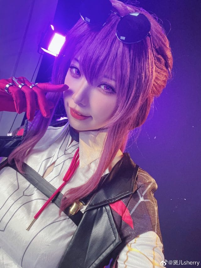 贤儿sherry《崩坏：星穹铁道》卡芙卡COS图集：紫色波浪长发搭配墨镜高马尾，白衬衫黑裤红手套还原神秘气质