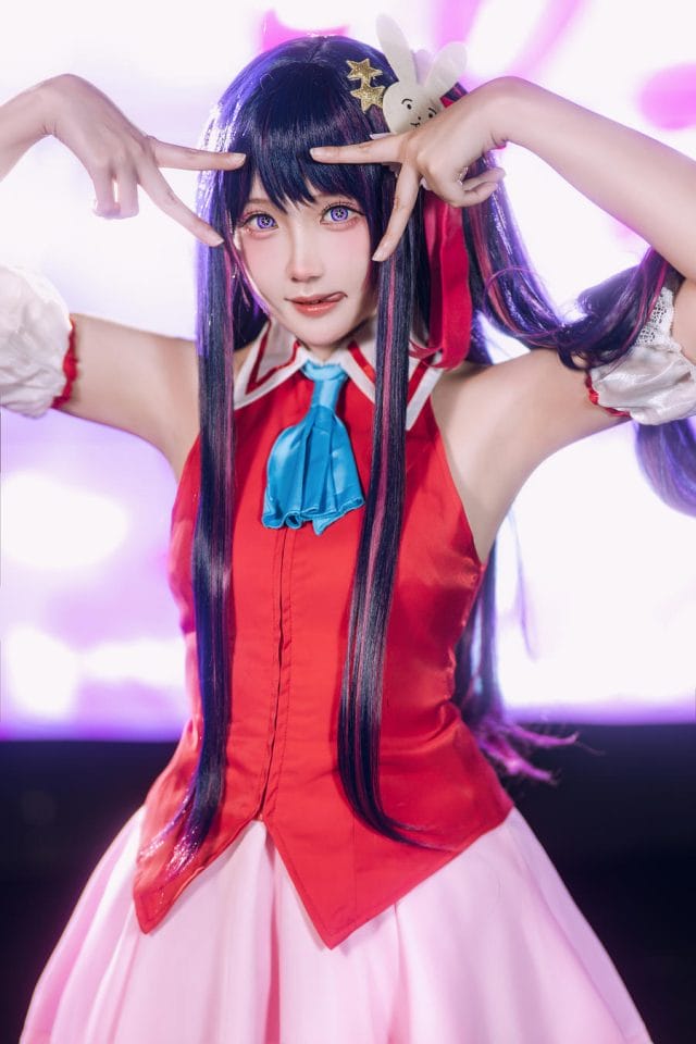 瓜希酱《我推的孩子》星野爱COS写真:星眸妆容与舞台演出服的甜系还原