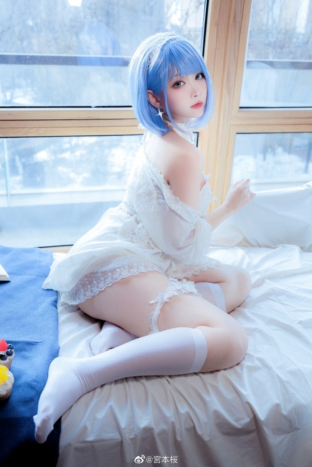 宮本桜碧蓝航线恰巴耶夫COS:白骑兵假日纯白礼服慵懒写真