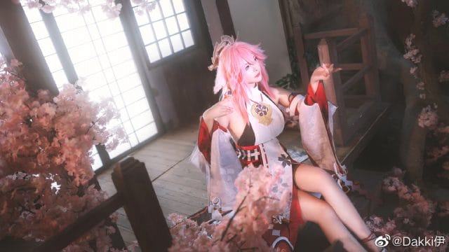 Dakki伊八重神子COS 粉发巫女装还原稻妻神社场景