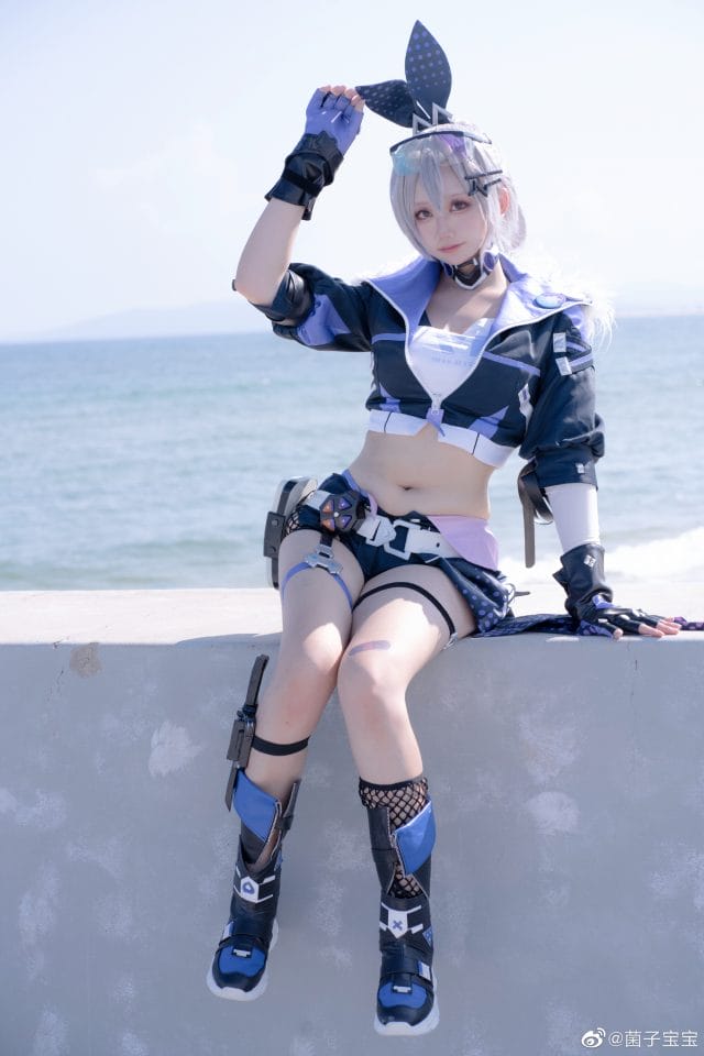 菌子宝宝COS银狼海边写真:银白马尾战斗服搭配自然光,崩坏星穹铁道星核猎手高还原图集