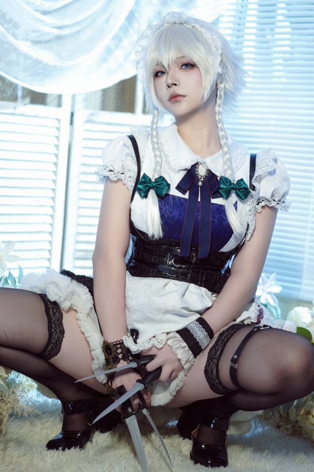 Yuuhui玉汇十六夜咲夜COS:蕾丝女仆装与粉彩花海的维多利亚风私人时刻