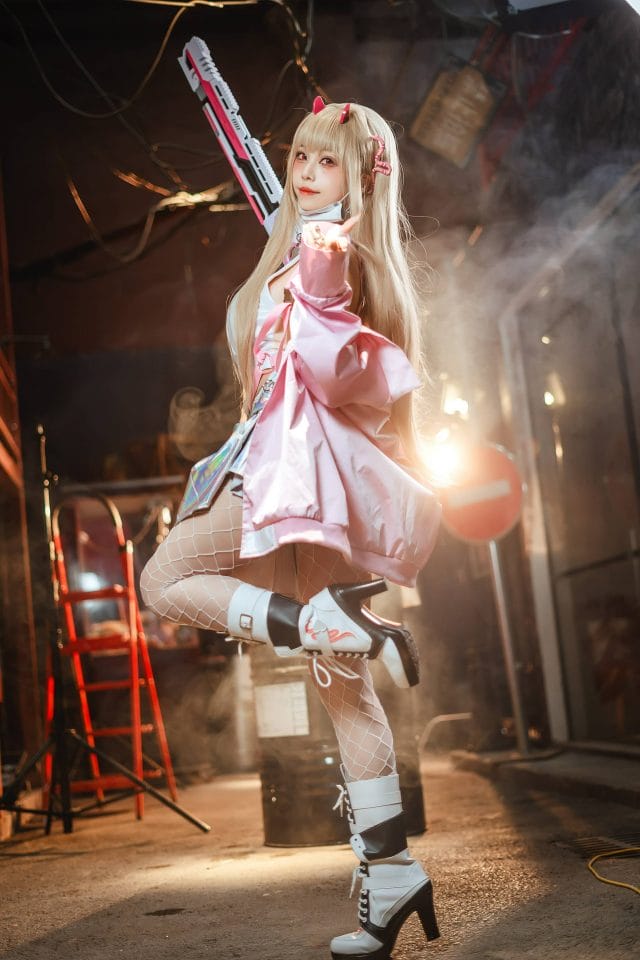 蜜汁猫裘COS《胜利女神:妮姬》毒蛇,粉色甜美与霰弹枪的反差气场