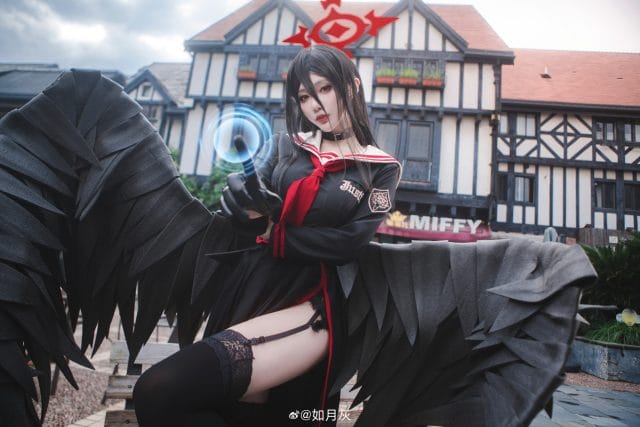 如月灰cosplay《蔚蓝档案》羽川莲见，黑翼制服持枪漫步古典街角