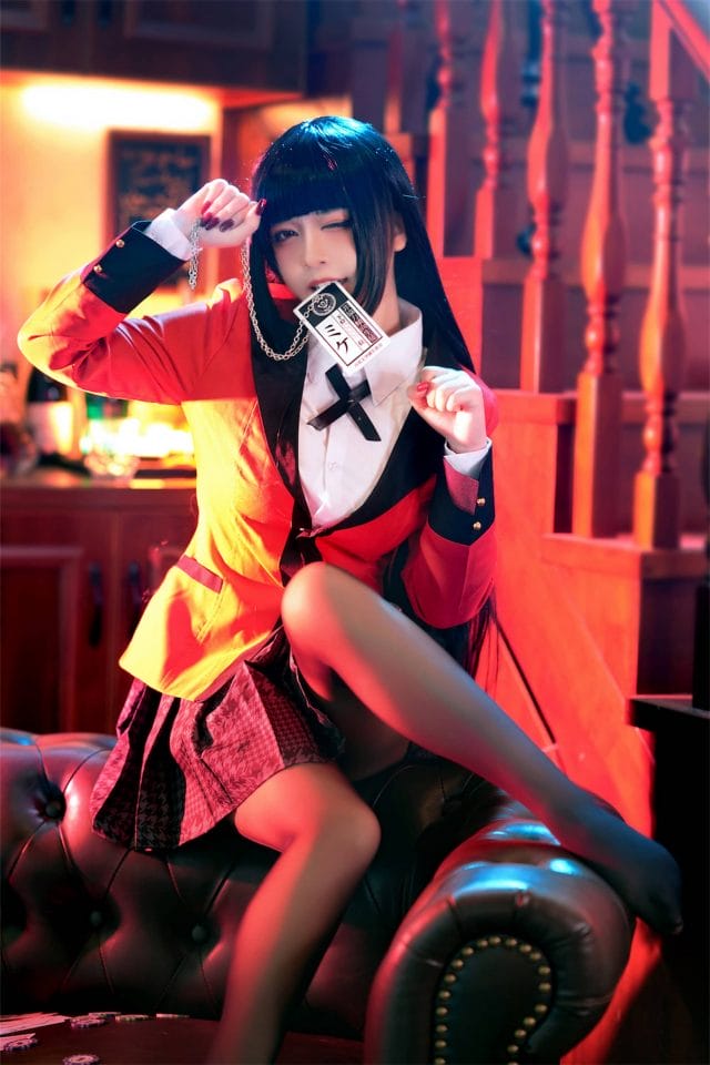 半半子COS蛇喰梦子,暗调赌场氛围下的红瞳黑发学园制服还原