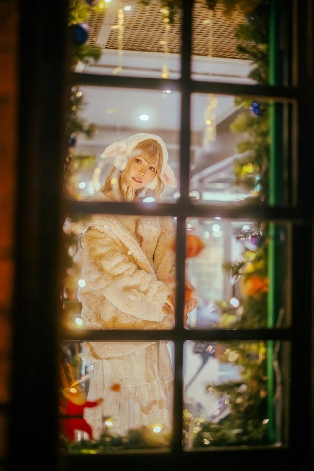 ElyEE子哈尔滨冬季乐园旅拍图集：雪夜灯光下的冬日氛围写真
