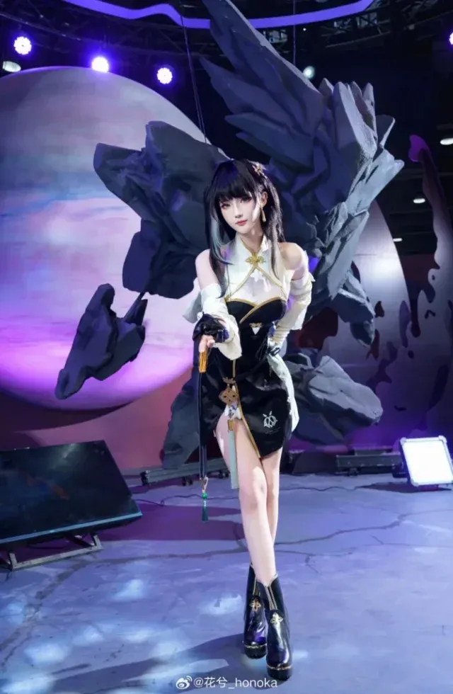 花兮_honoka最新鸣潮白芷cosplay，墨绿眼瞳与飘逸黑发还原角色气质