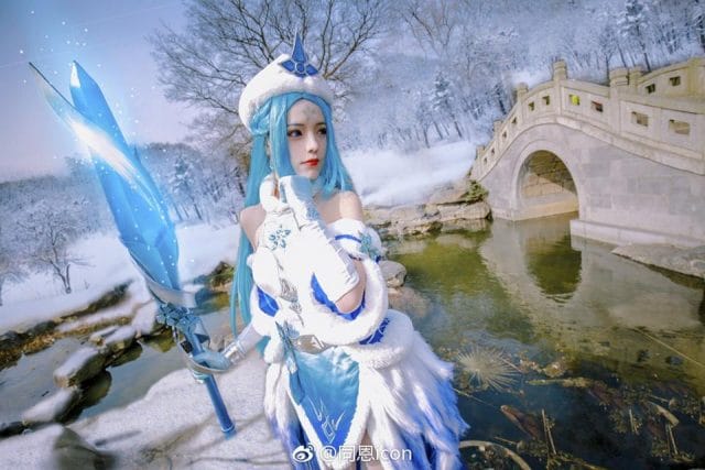 同恩icon王者荣耀王昭君冰雪之华COS:白蓝古装长裙搭配冷艳妆容高度还原原画