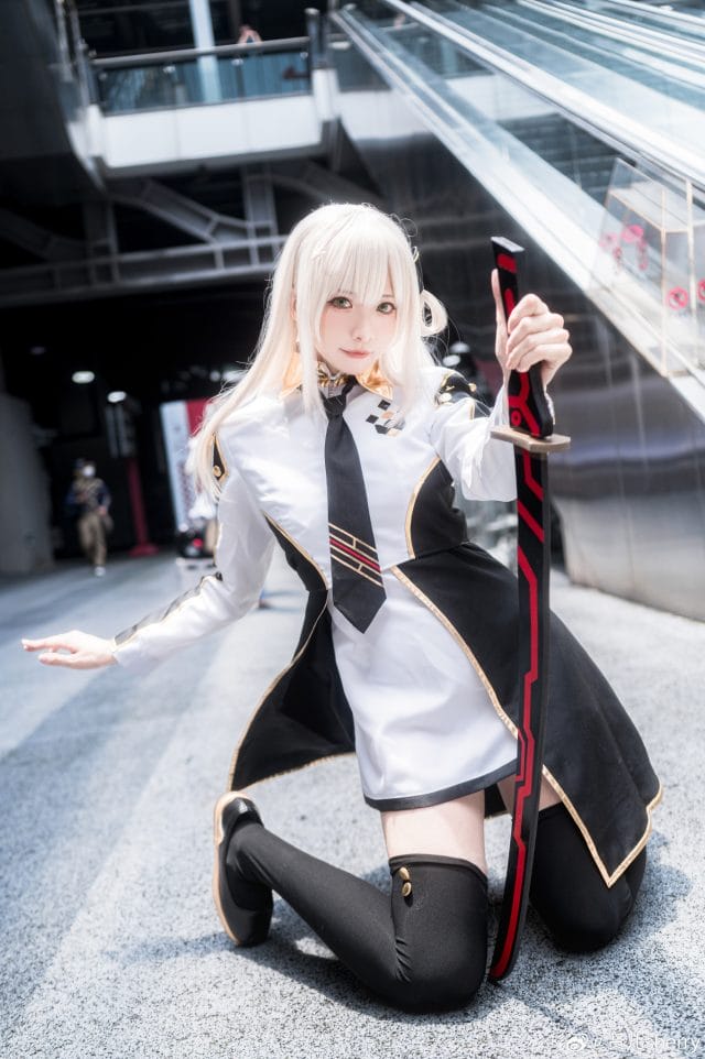 贤儿sherry《游戏王》闪刀姬零衣COS，黄白长发绿瞳还原BW2023漫展现场