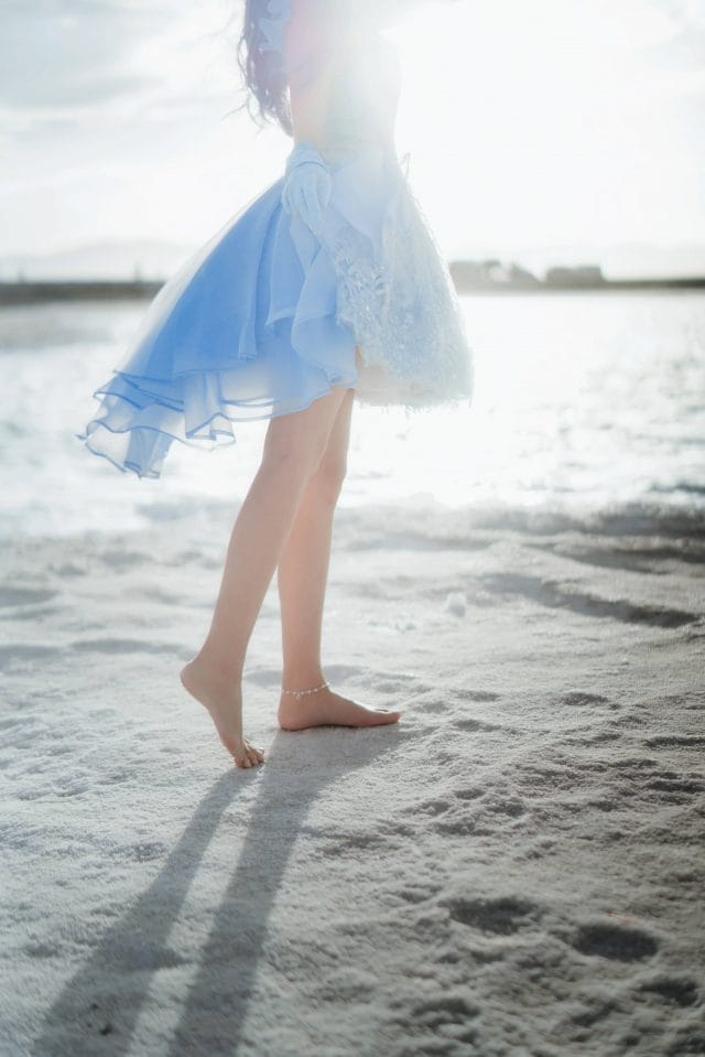 桜桃喵美人鱼写真:海蓝长裙配珍珠链,蓝发清冷造型图集